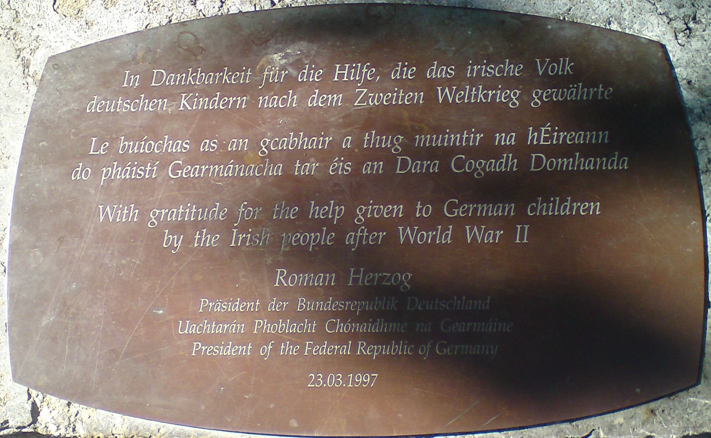 Подпись к мемориалу благодарности Германии за помощь Ирландии немецким детям после Второй Мировой Войны, Стивен Грин-парк, Дублин